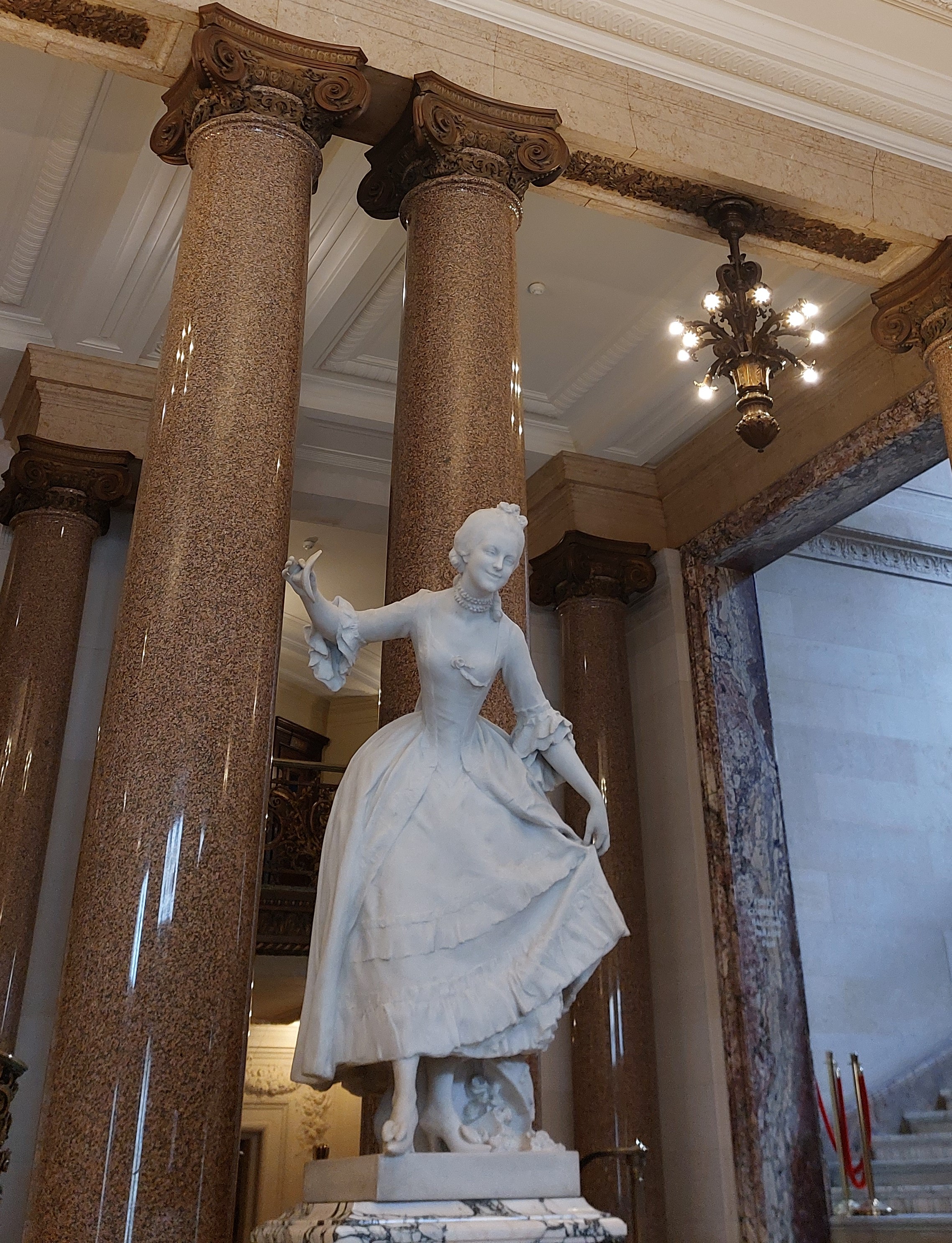 Statue d'une héroïne d'opéra accueillant les visiteurs dans le hall de l'Opéra Comique